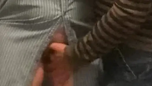 Rastgele yaşlı yabancı herkesin içinde sürtük kızı parmaklıyor