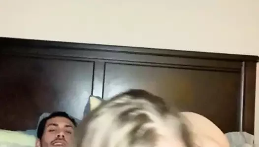 O amcık çok iyi, ıslak ve sıcak. iyi bir kız ol