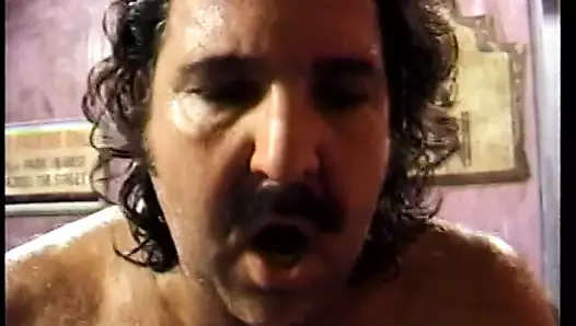 Dört yalnız siyah kız birbirlerinin amlarını yalıyor ve deliklerinden bir horoz alıyor