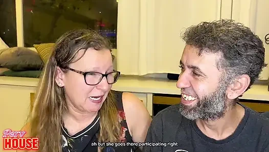 Kişisel Antrenör Evli Bir Kadınla Ilişkiye Girerken, Yaşlı Bir Kadın Da Aldatılan Kocanın Penisini Emiyor