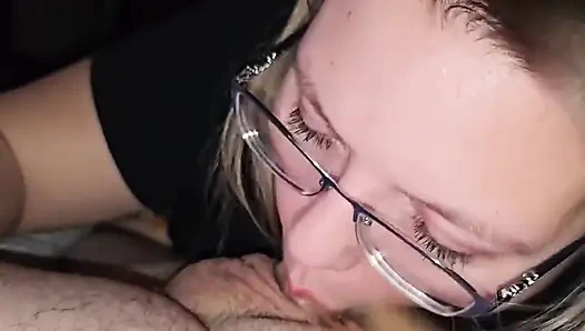 Beni yarağını sertçe besliyor, saçımı kapmasını ve ağzımı kalın kremsi dölüyle doldurıncaya kadar yüzümü sikişini izliyor