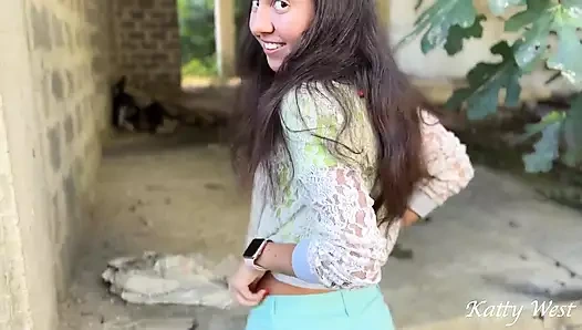 Deniz kenarında terk edilmiş bir ev buldum ve çatıda seks yaptık