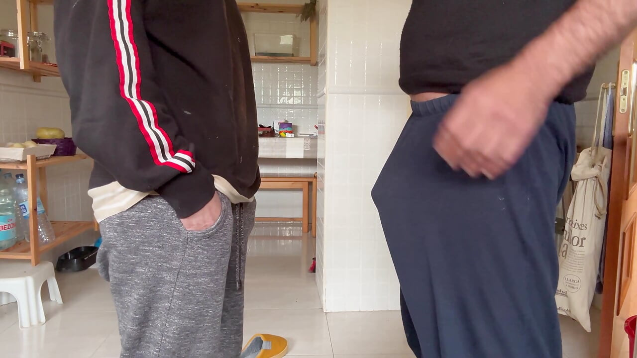 Mutfakta hızlı sakso ve ağzına boşalma