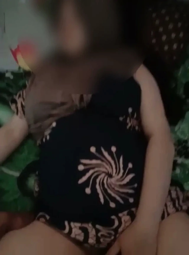 Başörtülü köy kızının inlemeleri çok lezzetli