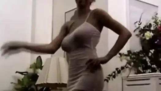 Ateşli amatör hatun bizim için soyunuyor