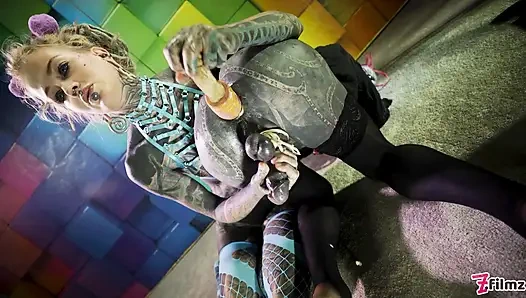 Büyük dövmeli trans Lily Lu anal yumrukla sikiliyor