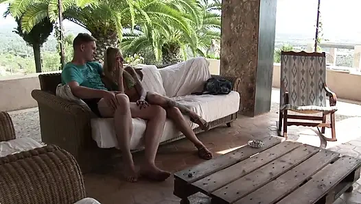 Güzel sarışın açık havada üçlü sikişte amından zevk alıyor