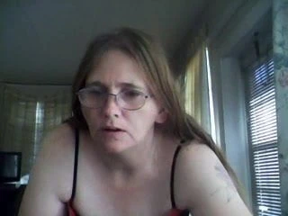 Siyah üstüm ve beyaz tanga ile seksi bir dans yapıyorum