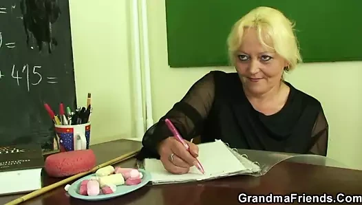 iki erkek vida eski nine öğretmen üzerinde zemin