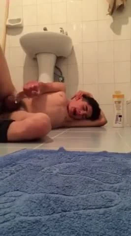 Twink oğlan masturbasyon içinde the banyo