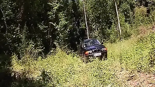 Döl yiyen Fransız orta yaşlı seksi kadın açık havada üçlü sekste sikiliyor