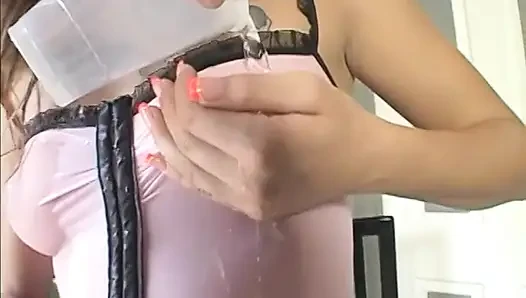 Seksi hatun tıraşlı amını yalatıyor ve büyük yaraklı büyük zenci bir adam tarafından derinden sikiliyor