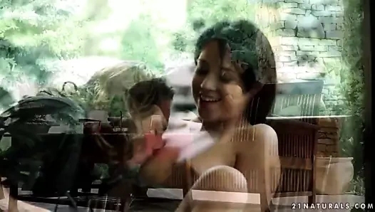 Genç çift arka bahçede sikikleri