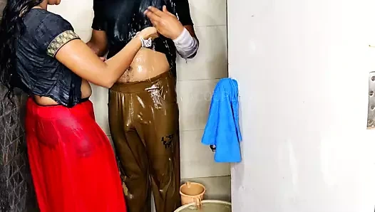 Komal ne pahli baar showor ke niche chudai ki