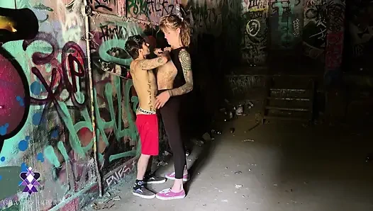 Trans kız terk edilmiş bir binada trans bir adamla sikişirken yakalandı