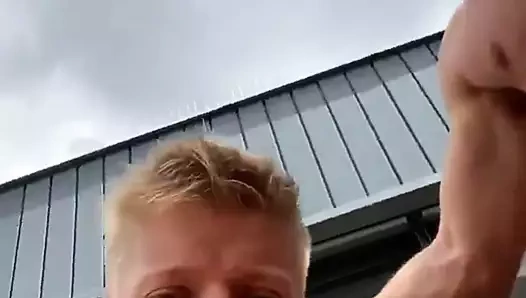 Dört çıplak erkek evin önünde poz veriyor