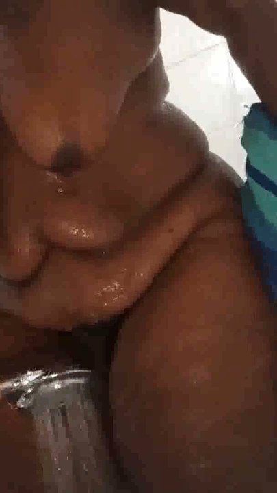 Thot in Texas - Tombul Siyahi Amatör Milf Duşta | Bölüm 1