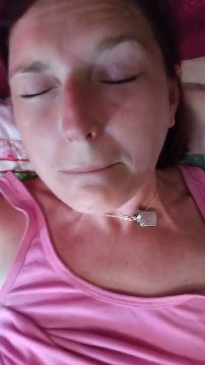 Squirt squirt ve daha fazla squirt gürleyen piercingli tüylü amından seksi kızıl Rachel Wriggler | Bölüm 1