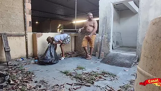 Bir çanta dolusu sopa verdim ve lezbiyenin götünü yiyorum