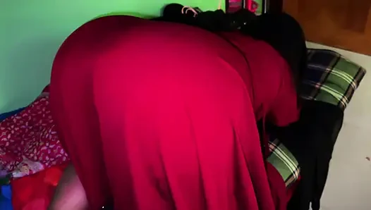 Müslüman hizmetçi iş yerinde rahatlıyor ve Horney'i yatağa sokuyor ve büyük götünü açıyor ve ıslak amcığını açıyor ve patrondan anal sikiş istiyor