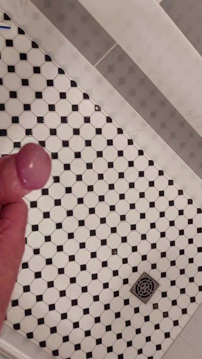 Duşta 😘 su sıçratıyor