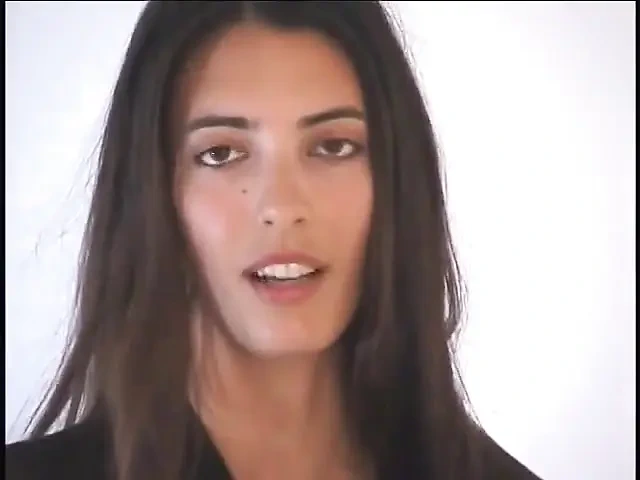 Buff adam sert yarağını seks esmer güzeline taptırıyor