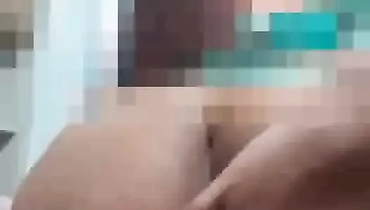 Çok ateşli tombul zenci kadın vücuduyla oynuyor