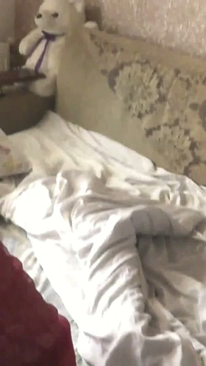 Güzel seksi doğal sarışın olgun milf'in sabahı. Şeffaf sabahlık içinde, külotsuz. Erotik cinsel iç çamaşırı… | Klip 1