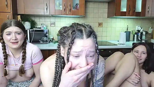 Yarı çıplak hatunlar komutada bacaklarını kaldırıyor