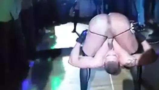 Str8 striptizci kendini emmek gösterir