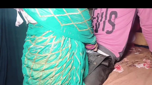 Индийская деревенская жена дези Rajasthani занимается сексом с невесткой раком и трахает ее, настоящее секс-видео дези