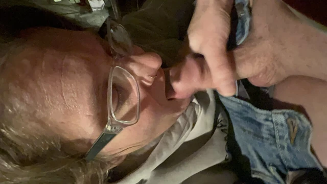 Жена избегает прерывания и получает укол спермы в рот