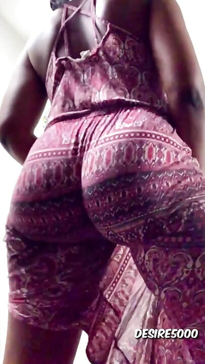 Yazlık elbisemle göt sallıyor ve twerk yapıyor