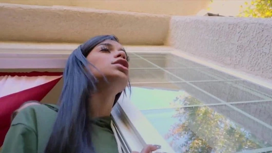 Büyük baştankara sıska savannah sixx mürekkeplenmiş tarafından gergin alır