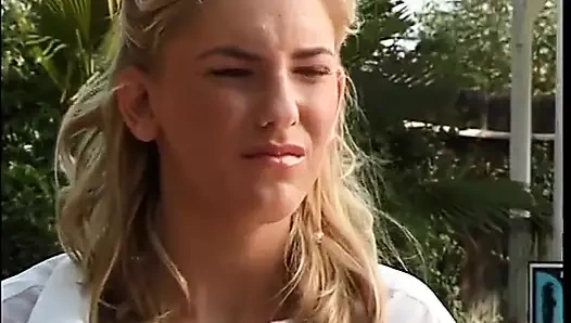 Güzel sarışın kız yaşlı bir adamla sikişmeden önce amını ısıtarak 18. doğum gününü kutluyor