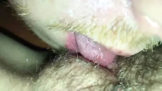 iffet içinde kalırken onu orgazm içine yalamak