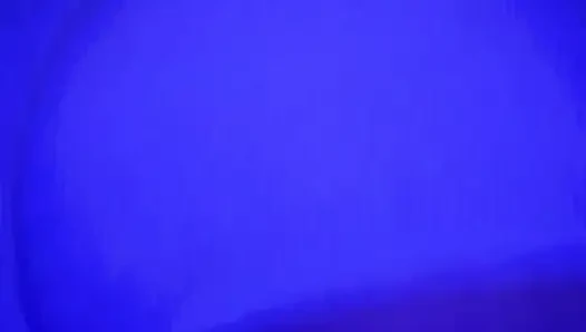 Mavi ışıkta büyük götlü twerk yapıyor