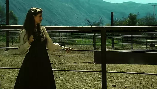 Natalia Wood sıkı binici pantolonunun yarağını çıkarıyor ve kadın dölle kaplanana kadar ona biniyor