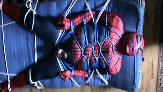 Örümcek adam sağıyor