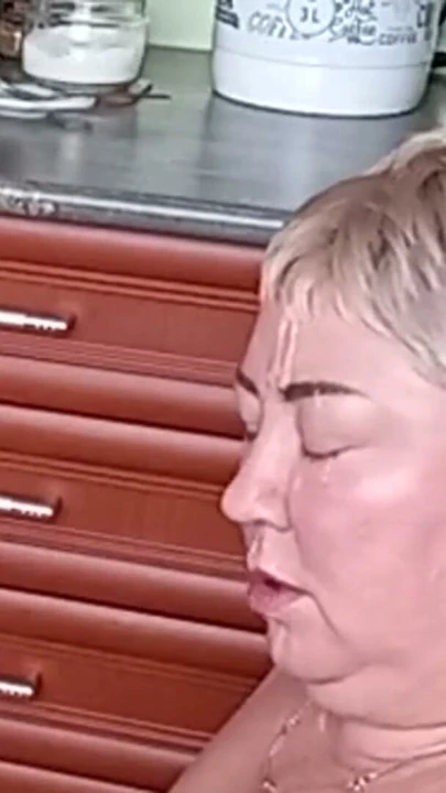 Derin tutkulu bir oral seksten sonra kayınvalidemin yüzüne boşalıyorum | Klip 2