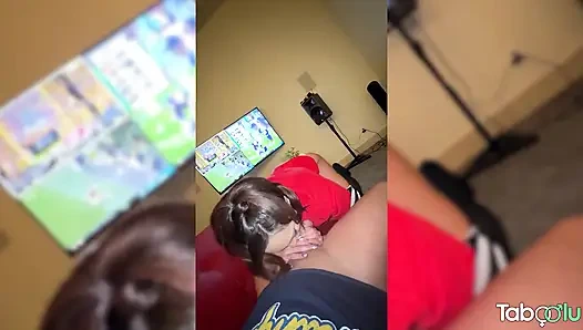 Amatör üniversiteli kız futbol izlerken sikişiyor - chloe amour