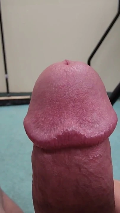 Sert şişmiş siki kenarından oynatıp precum akıtma | Bölüm 2