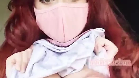 göğüsler gösteriliyor