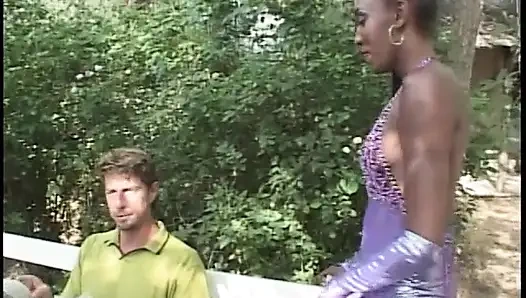 Randy zenci bebek amına ve ağzına yarak alıyor