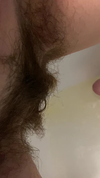 Писсинг в ванне - волосатая пизда