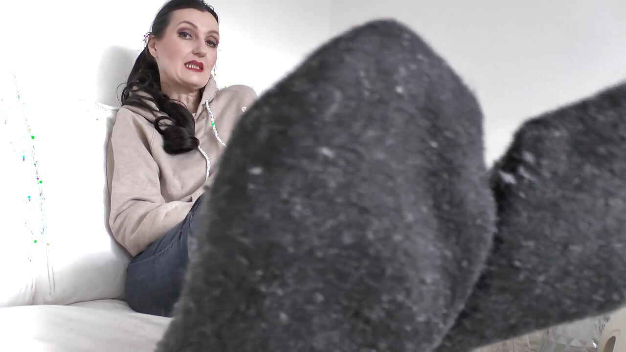 Bugün bile kokmuş çorapları kokluyorlar, suyunu sıkıyorlar ve spermini yalıyorlar! Leydi Victoria Valente