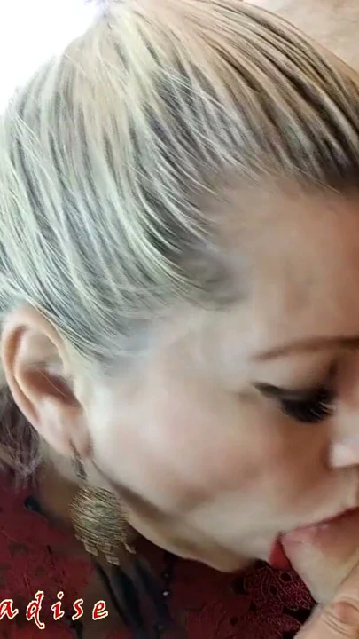 Yaramaz Rus MILF güçlü bir siki hararetle emiyor | Klip 2
