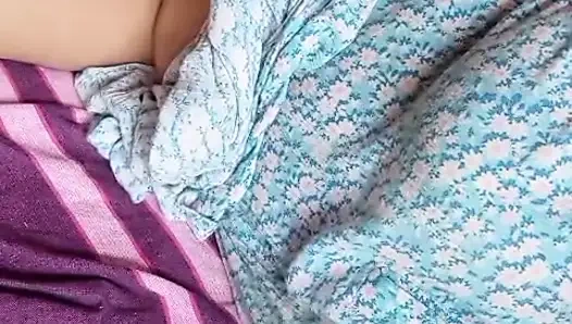 Sri Lankalı aktris Anne banyoda geceleri amcığı ve büyük doğal göğüsleriyle oynuyor