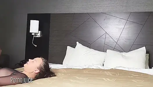 Büyük götlü beyaz orta yaşlı seksi kadın siyah adamı gırtlağına boşaltıyor başrolde Tonya Sinn