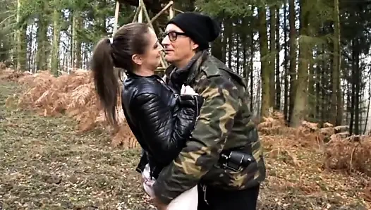 Doğal göğüsler seksi amcık ormanda sikişiyor ve ağzına boşaltıyor